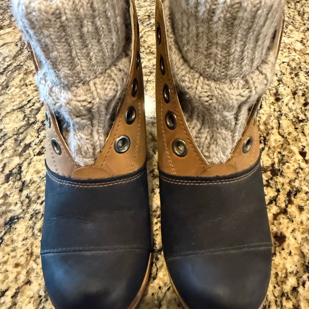 Sorel Black and Tan Ankle Booties